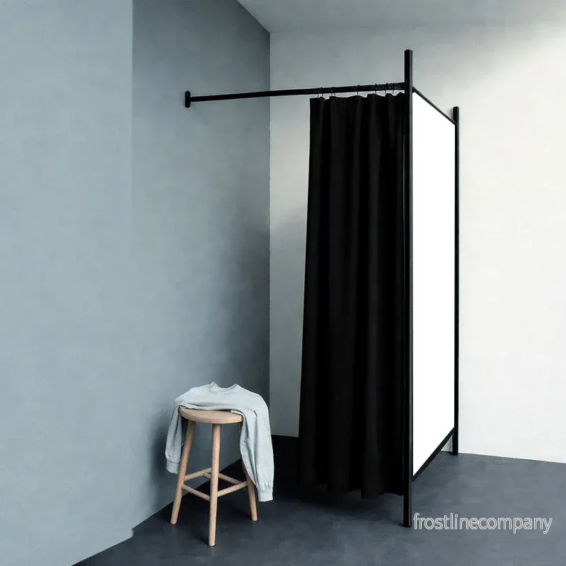 1-sidigt provrum. Set med stel i svart, inkl. 1 gardin i svart, platta i vitt. B 100 x D 100 x H 210 cm.