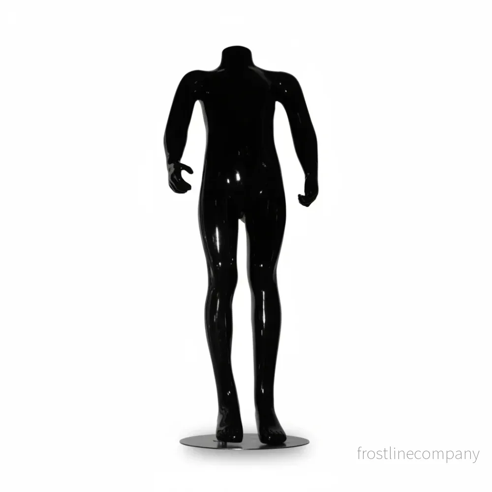 Familje barnmannekäng. Svart högblank utan huvud. 8–10 år. H 114 cm. Rund glaspublikfot Familje barnmannekäng. Svart högblank utan huvud. 8–10 år. H 114 cm. Rund glaspublikfot