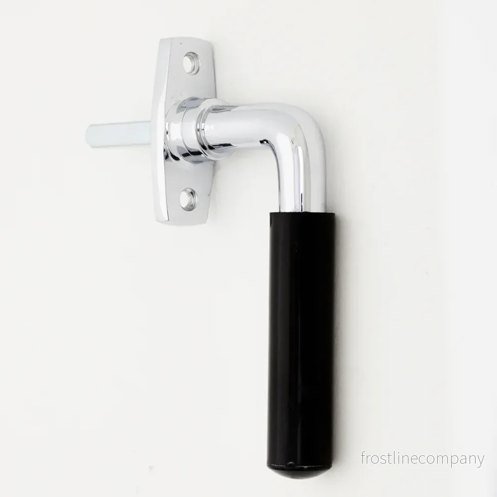 Fönsterhandtag 2383 rakt krom med svart grepp i plast Fönsterhandtag 2383 rakt krom med svart grepp i plast