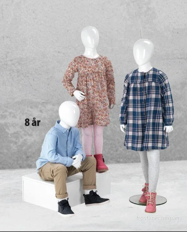 Barnmannekäng, 8 år, med huvud, utan ansikte, vit högblank, sittande - Bild 2