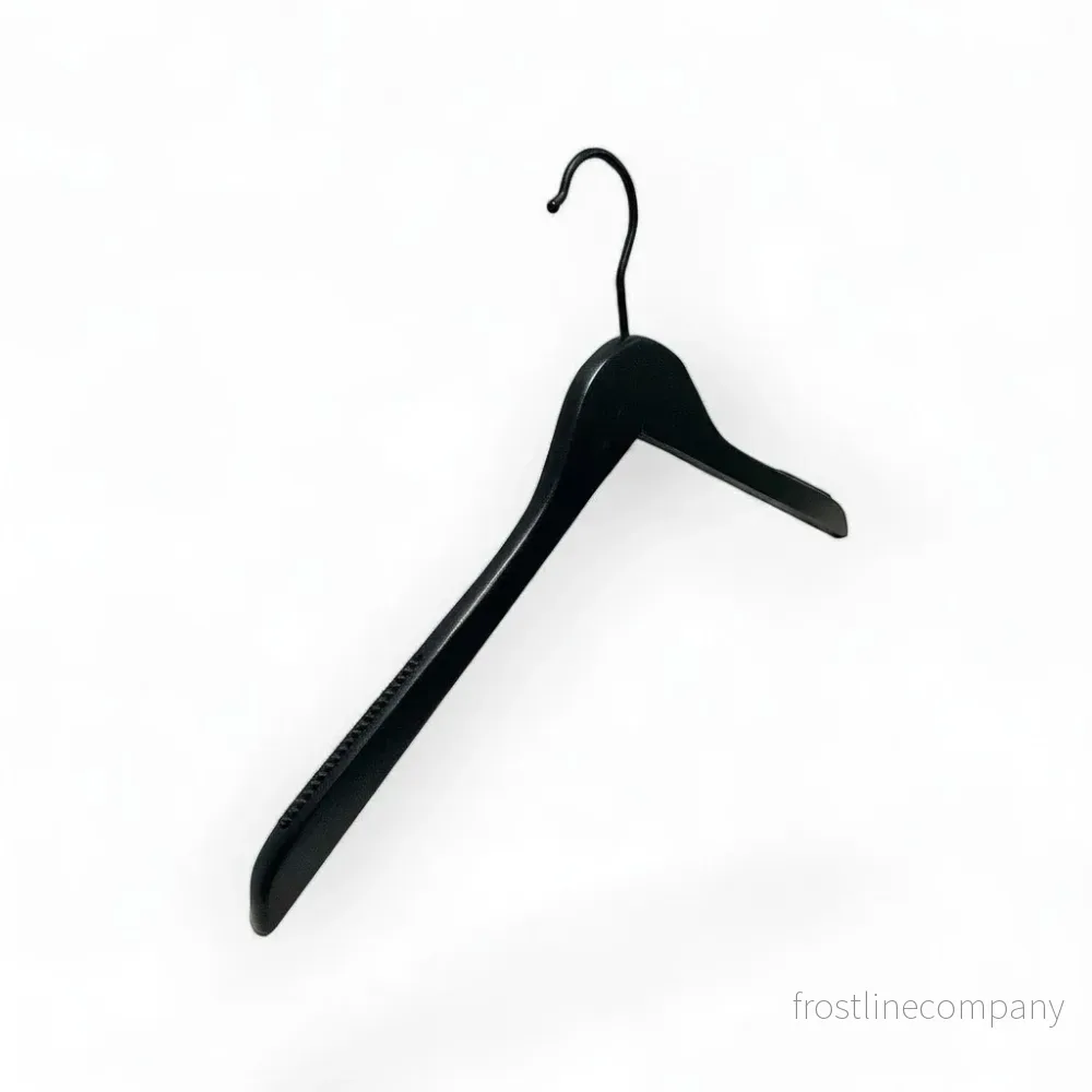 Trähängare, massiv, platt, vuxen, med gummi, matt svart, svart krok, 12 mm tjock, 45 cm