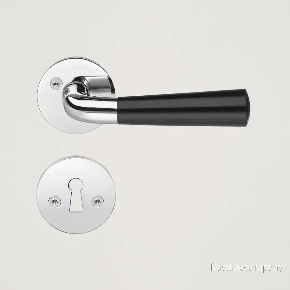 Innerdörrhandtag B875KN blankpolerad krom med svart grepp