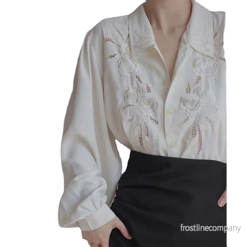 Broderad Skjorta Dam Vit - Elegant Blus med Blommig Brodyr och Hålbroderi - Långärmad Løs Skjorta - M till XL - Bild 2