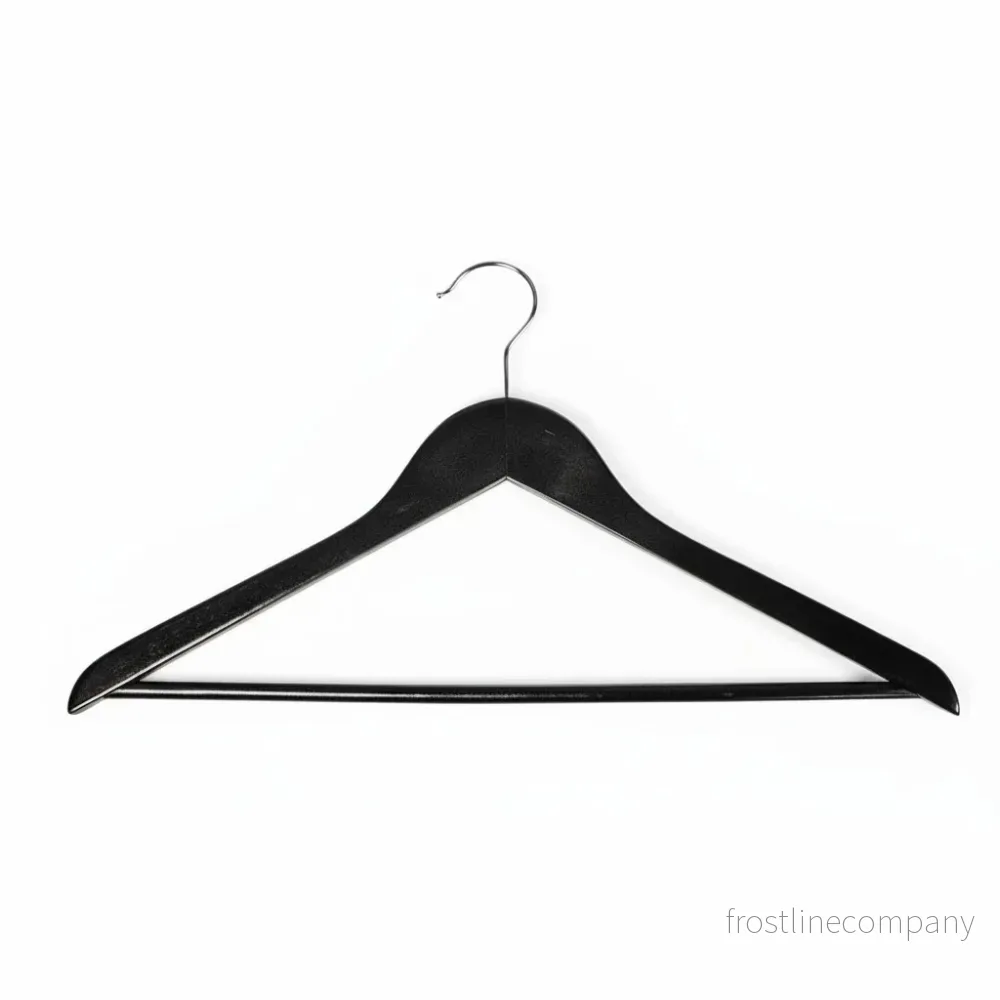 Træbøjle, massiv, platt, vuxen, med stång, svart, 12 mm tjock, 45 cm. Förp. m/ 10 st. Styckpris Træbøjle, massiv, platt, vuxen, med stång, svart, 12 mm tjock, 45 cm. Förp. m/ 10 st. Styckpris