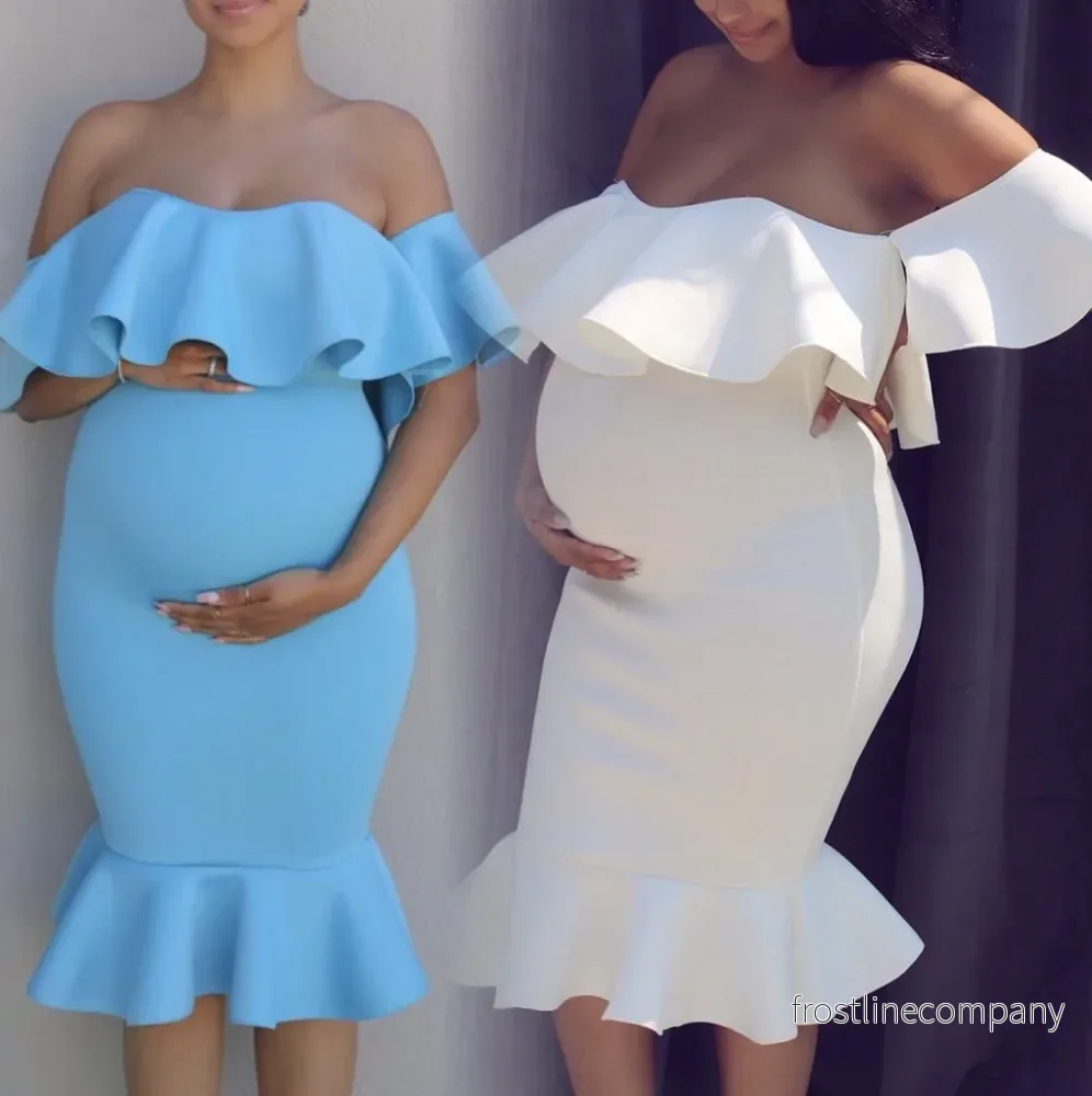 Mammaklänning Elegant Off-Shoulder – Gravidklänning med Volang och Fiskbensfåll – Tight Mamma Klänning för Babyshower – Vit, Rosa, Ljusblå, Kungsblå – S till XL Mammaklänning Elegant Off-Shoulder – Gravidklänning med Volang och Fiskbensfåll – Tight Mamma Klänning för Babyshower – Vit, Rosa, Ljusblå, Kungsblå – S till XL
