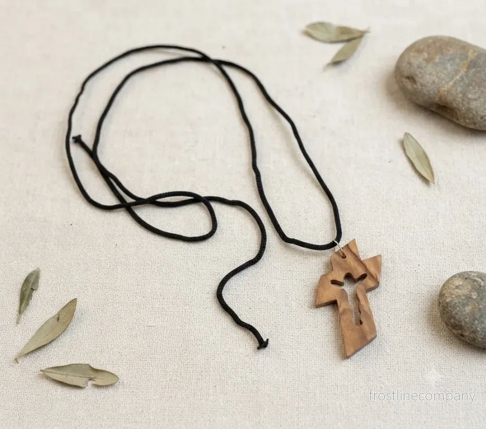 Halsband med ett kors i olivträ Halsband med ett kors i olivträ
