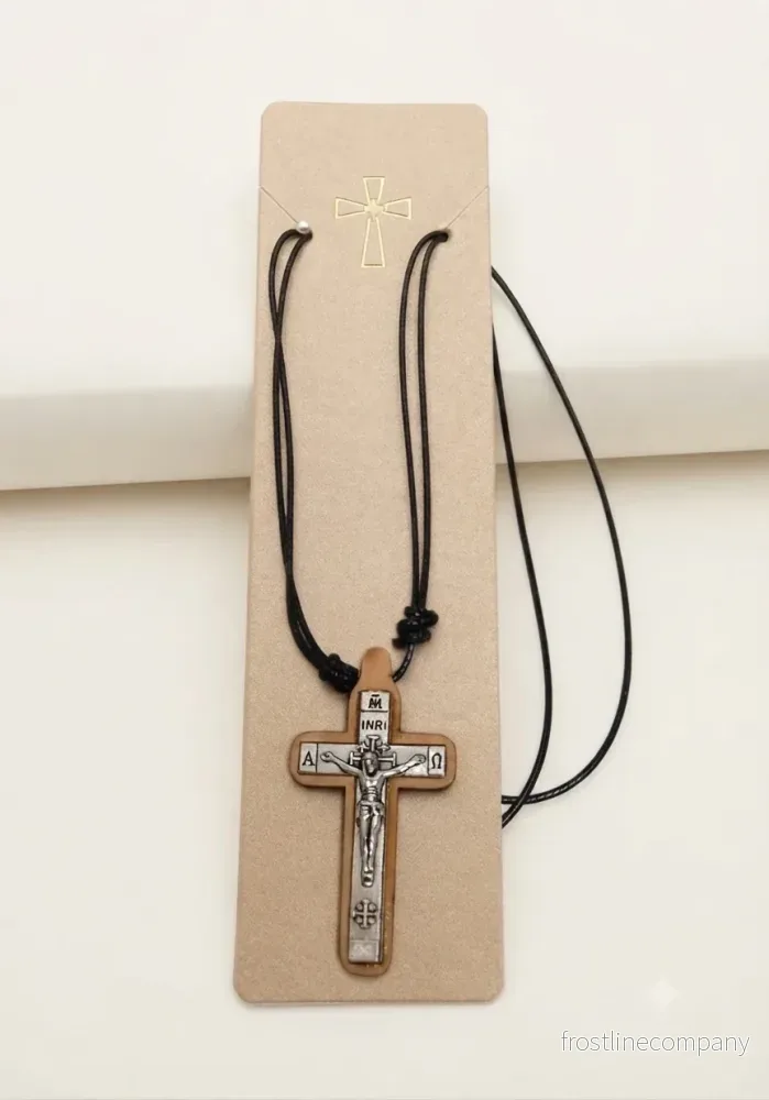 Halsband med ett kors i olivträ Halsband med ett kors i olivträ