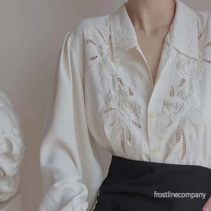 Broderad Skjorta Dam Vit – Elegant Blus med Blommig Brodyr och Hålbroderi – Långärmad Løs Skjorta – M till XL