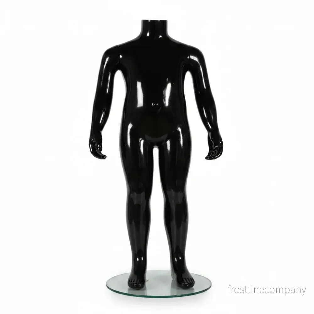 Familjebarnmannekäng. Svart högblank. 2–4 år. H 73 cm. Rund glasfotplatta Familjebarnmannekäng. Svart högblank. 2–4 år. H 73 cm. Rund glasfotplatta