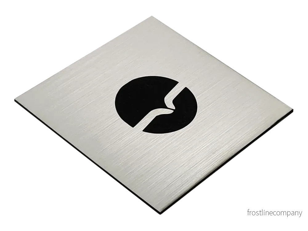 Gravyrplast Borstad Silver/Svart 600x600x1,6 mm