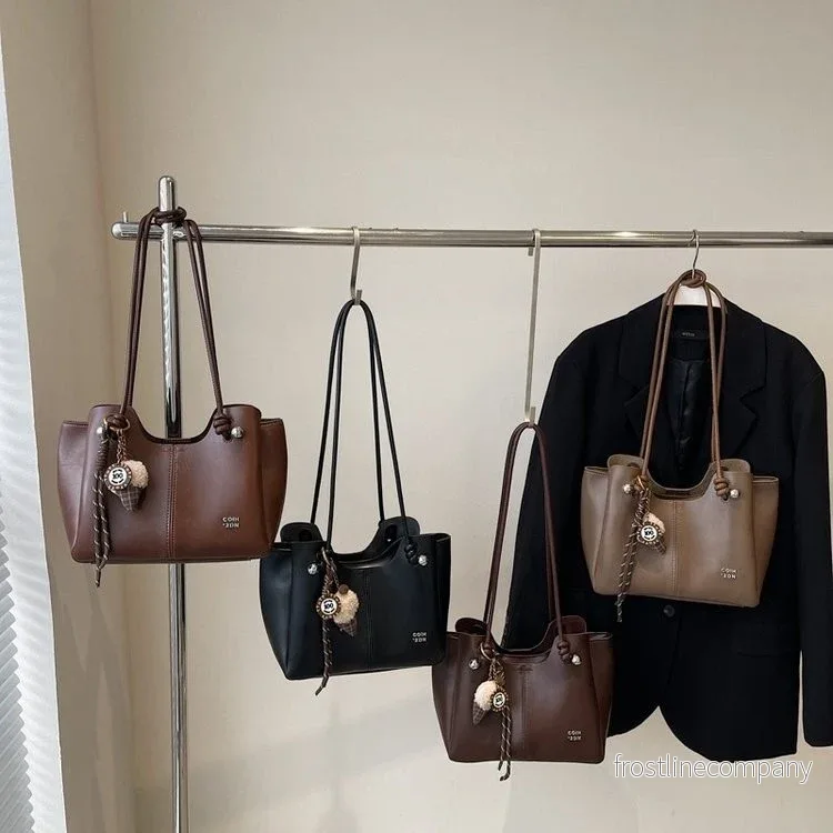 Tote Bag Dam – Elegant Axelremsväska i PU-läder – Stor Shoulder Bag med Charm – Stilren Jobbväska – 3 Färger Tote Bag Dam – Elegant Axelremsväska i PU-läder – Stor Shoulder Bag med Charm – Stilren Jobbväska – 3 Färger