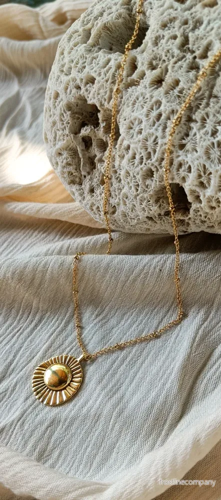 Halsband sol Ra – guld Halsband sol Ra – guld