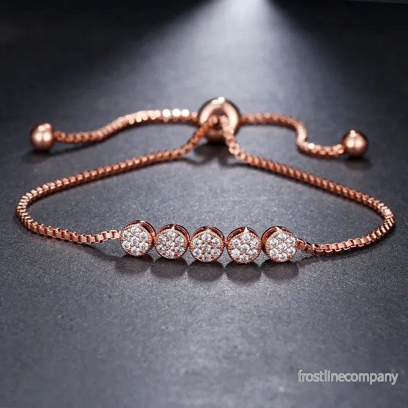 Gnistrande Armband med 5 Pavé-berlocker – Justerbar Zirkonia Armband Gnistrande Armband med 5 Pavé-berlocker – Justerbar Zirkonia Armband