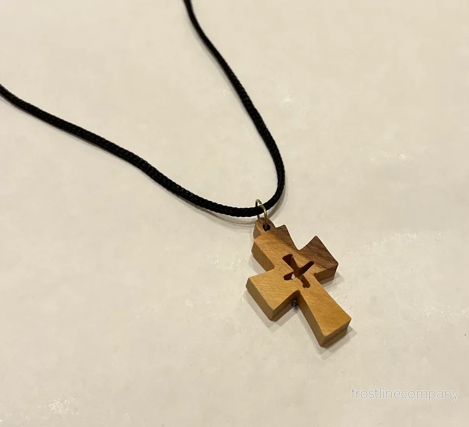 Halsband med ett kors i olivträ Halsband med ett kors i olivträ