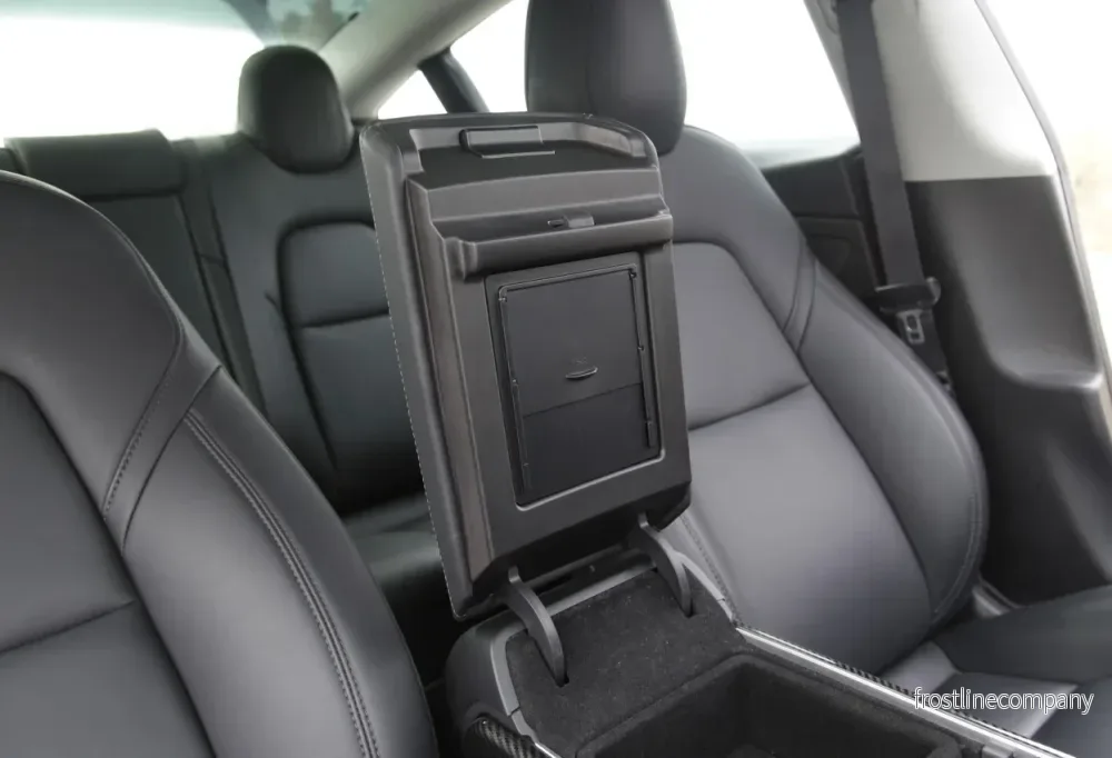 Tesla Model 3/Y – förvaringsfack i armstödets lock - Bild 2