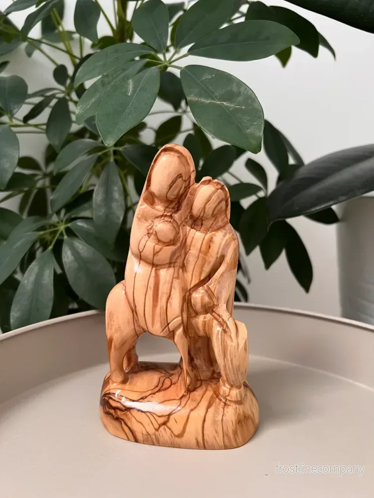 En figur på den heliga familjen i olivträ En figur på den heliga familjen i olivträ