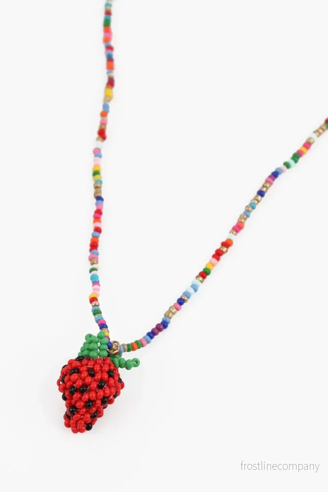 Halsband pärlor och jordgubbe Halsband pärlor och jordgubbe