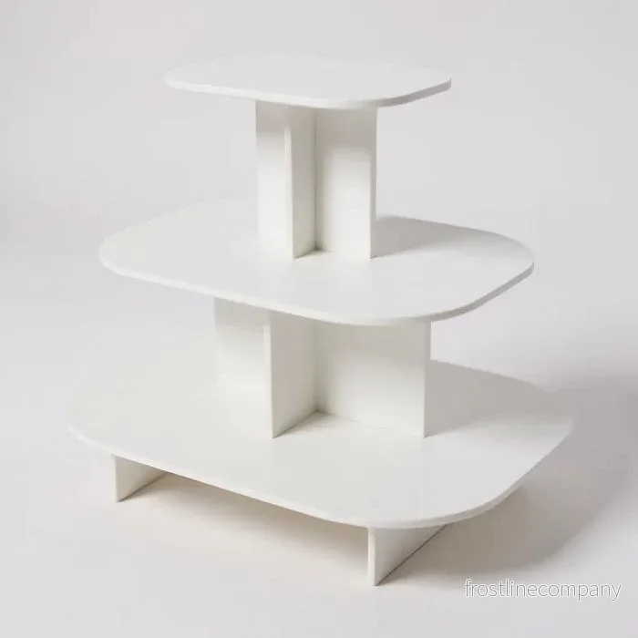 Oval pyramid – 3-lagers bord. Vitt melamin. L 120 x D 90 x H 106 cm. Avrundat podium 3 nivåer Oval pyramid – 3-lagers bord. Vitt melamin. L 120 x D 90 x H 106 cm. Avrundat podium 3 nivåer