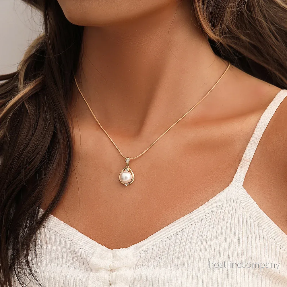 Pärlhalsband Dam Guld – Droppformad Pärla med Glittrande Ram – Elegant Pärlhalsband Dam Guld – Droppformad Pärla med Glittrande Ram – Elegant