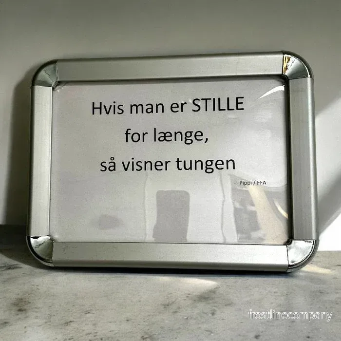 Ramtavla för vägg, A4. Aluminium med blanka hörn.