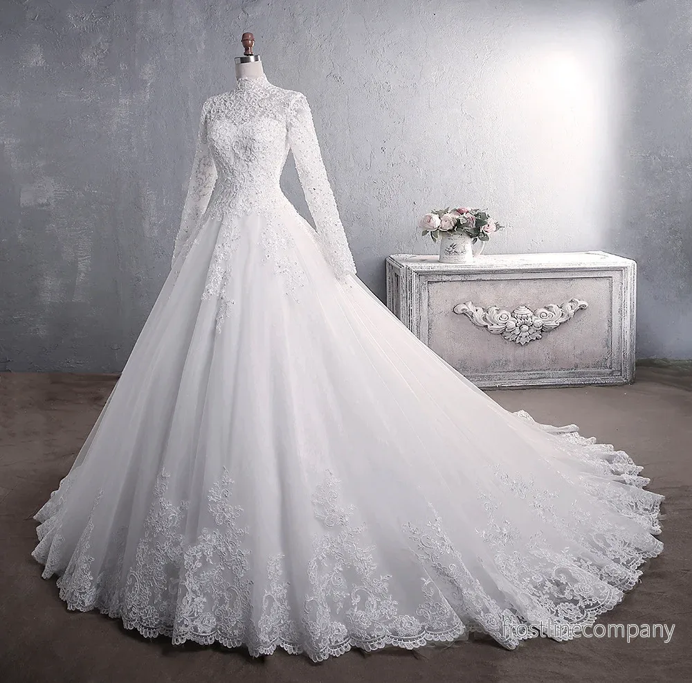 Brudklänning Prinsessa – Hög Krage – Lång Spetsärm – Stor Släp – Ballgown