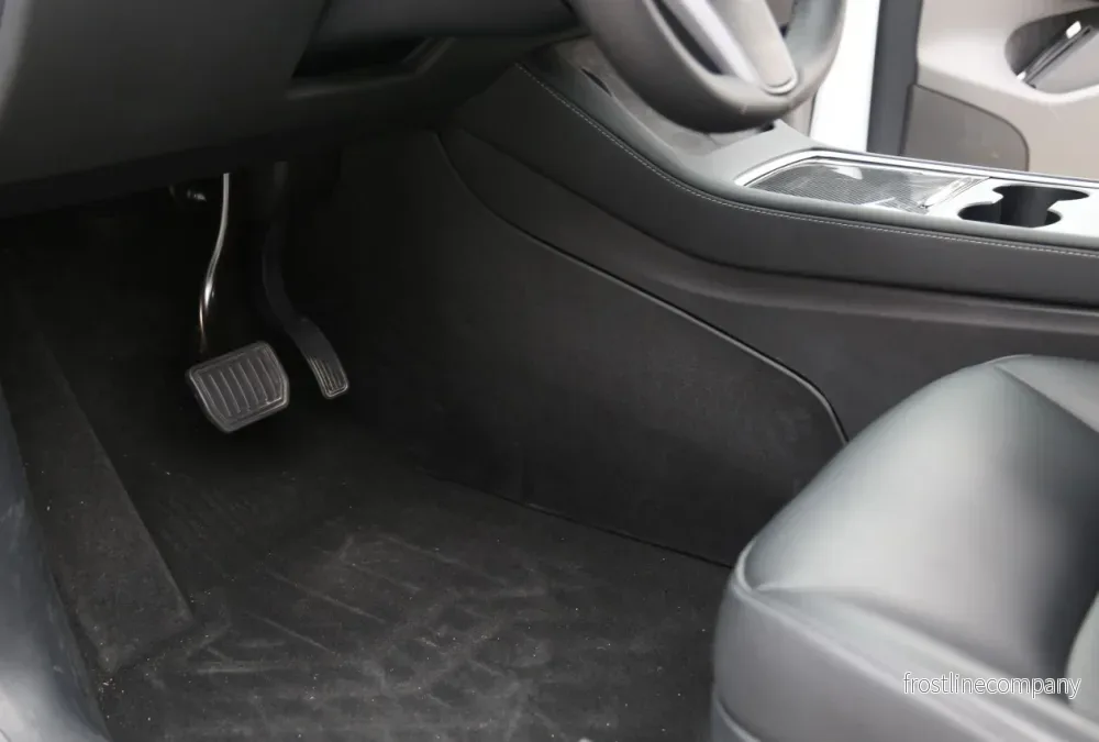 Tesla Model Y – sidoskydd för mittkonsolen i TPE - Bild 2