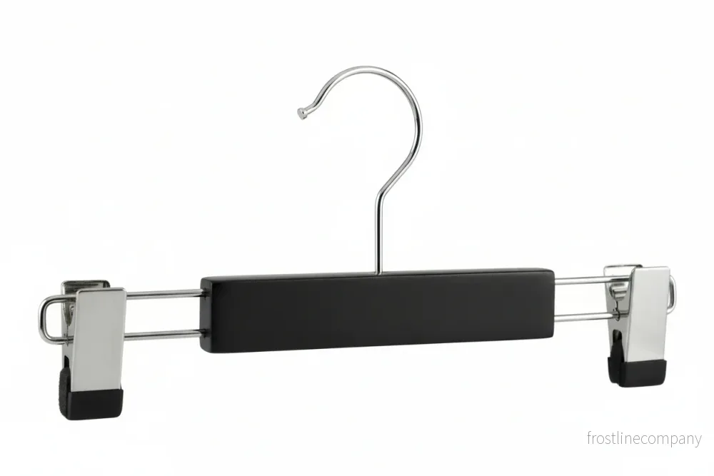 Byxgalge med klämmor, blank svart med kromkrok, 25 cm Byxgalge med klämmor, blank svart med kromkrok, 25 cm