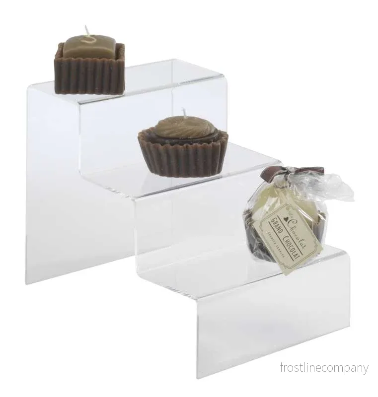 3-stegs displayer, klar akryl, B 17 x D 24 x H 19 cm. 3-stegs displayer, klar akryl, B 17 x D 24 x H 19 cm.
