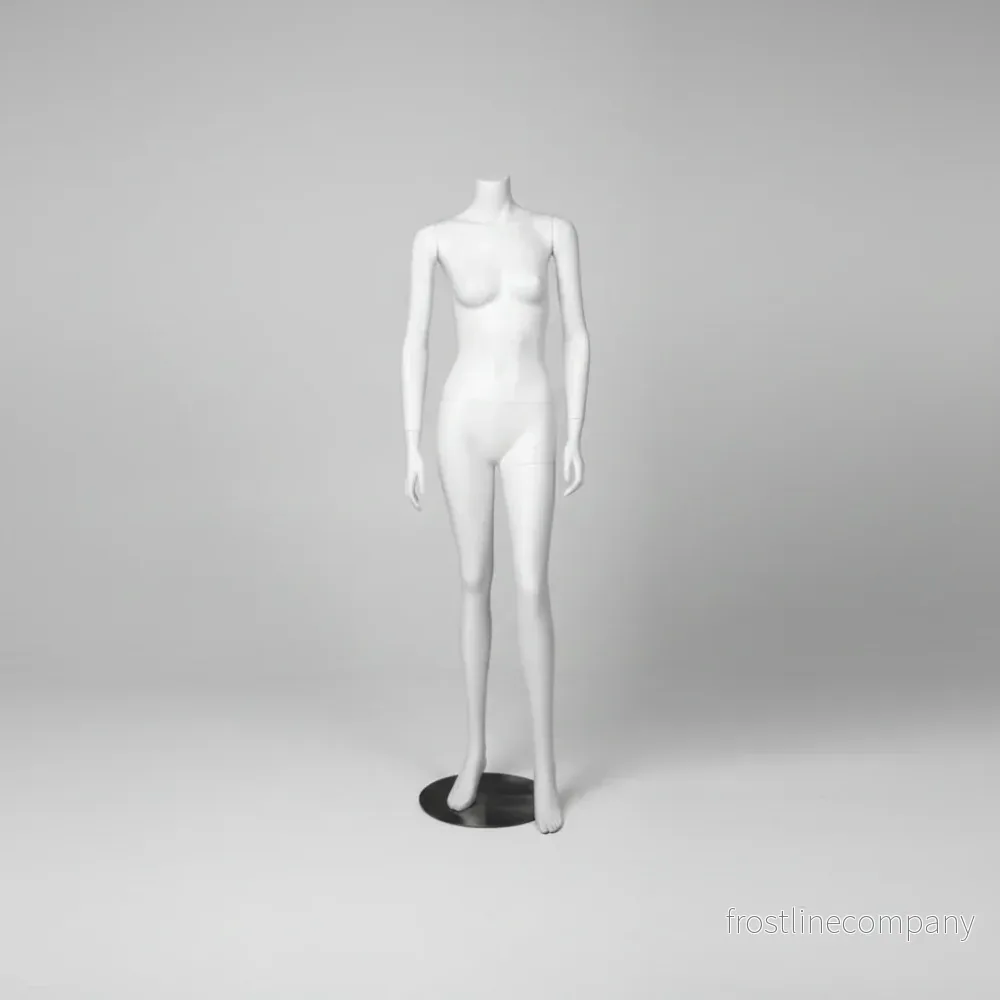 3000 damdocka. Vit utan huvud. Rund metallfot. H 162 cm.