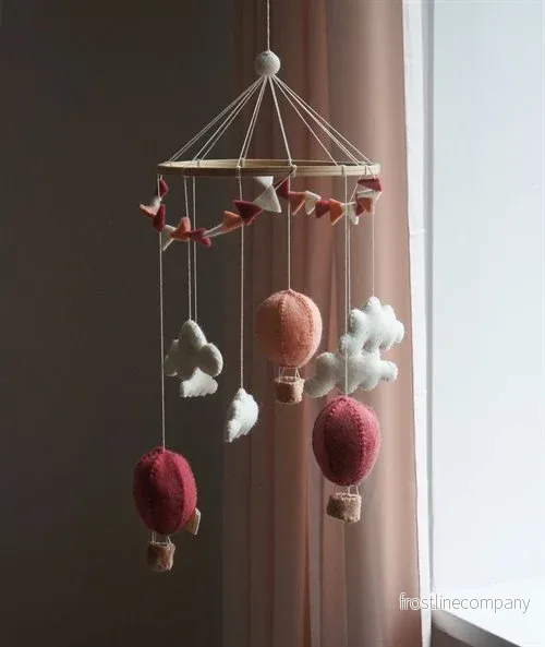 Handsydd mobil, Luftballonger med vimpel, Korall