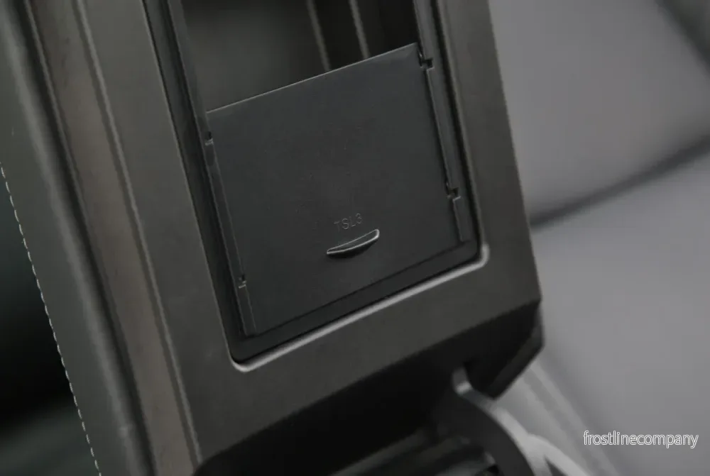 Tesla Model 3/Y – förvaringsfack i armstödets lock - Bild 3