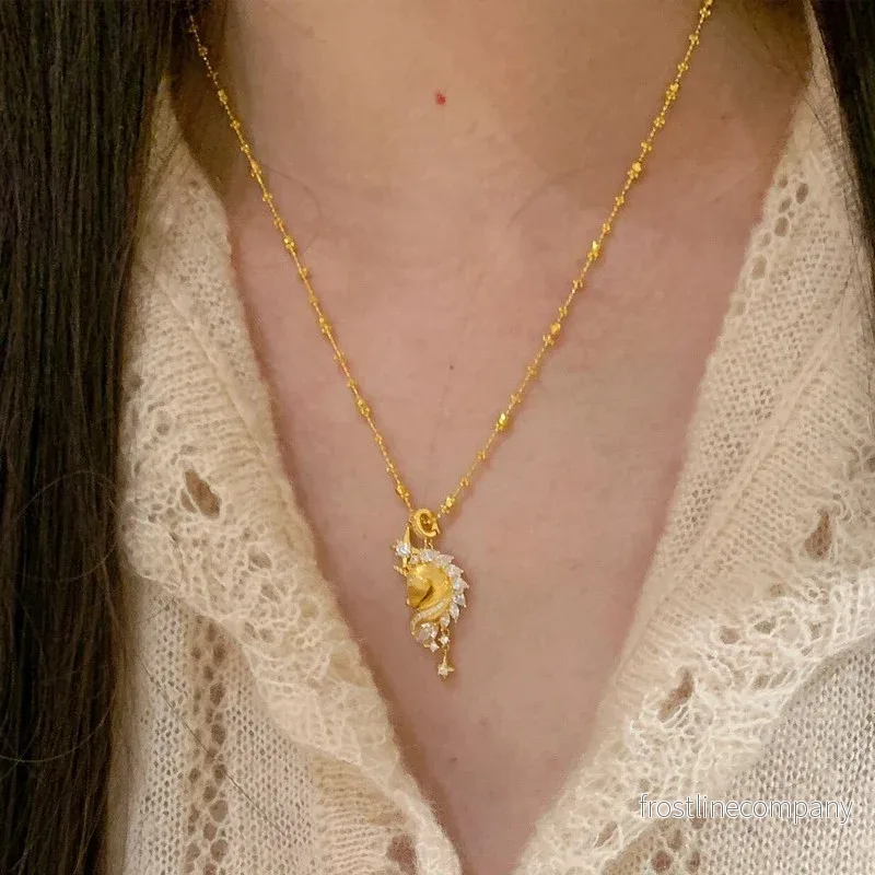 Halsband med Hästhänge – Year of The Horse – Guld Vintage – Zirkonia
