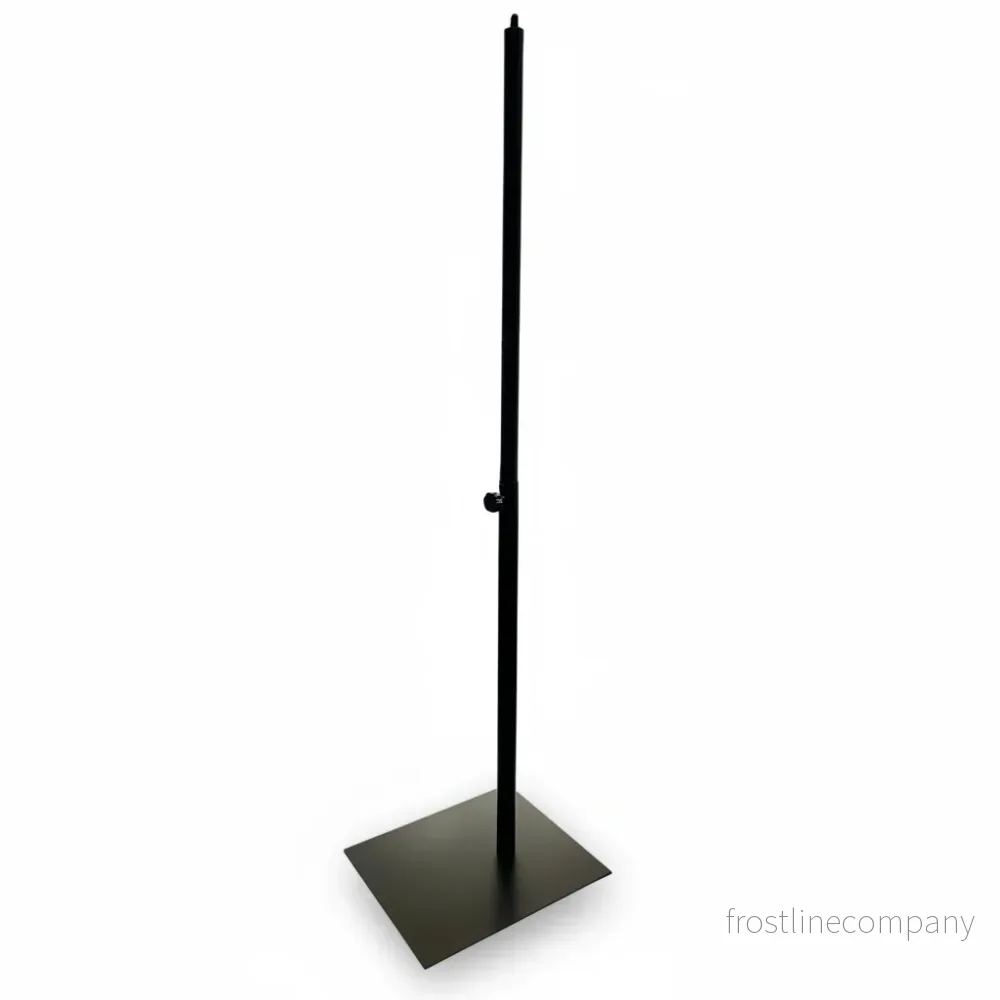 Metallfot för byst eller skyltdocka. Fyrkantig fot 32 x 27 cm. Svart metall. Inkl. skruv för byst Metallfot för byst eller skyltdocka. Fyrkantig fot 32 x 27 cm. Svart metall. Inkl. skruv för byst