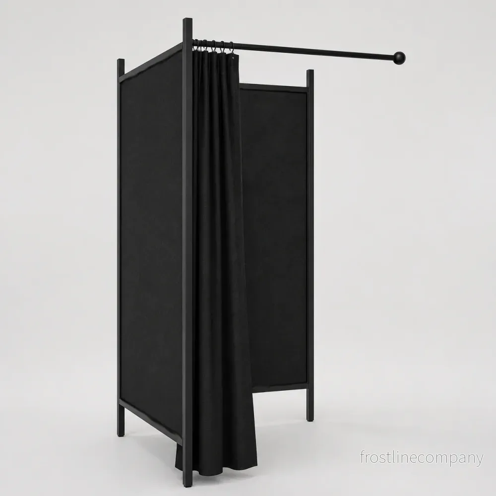 2-sidigt provrum. Set med stomme i svart, inkl. 1 draperi i svart, tygsidor i svart. B 100 x D 100 x H 210 cm. 2-sidigt provrum. Set med stomme i svart, inkl. 1 draperi i svart, tygsidor i svart. B 100 x D 100 x H 210 cm.