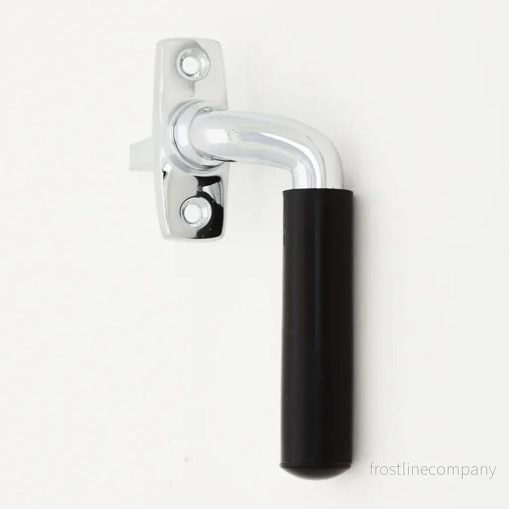 Fönsterhandtag 2382 höger krom med grepp i svart plast Fönsterhandtag 2382 höger krom med grepp i svart plast