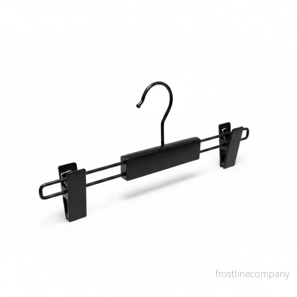 Byxhängare med klämmor, matt svart kromkrok, matt svart. 30 cm. Trähängare