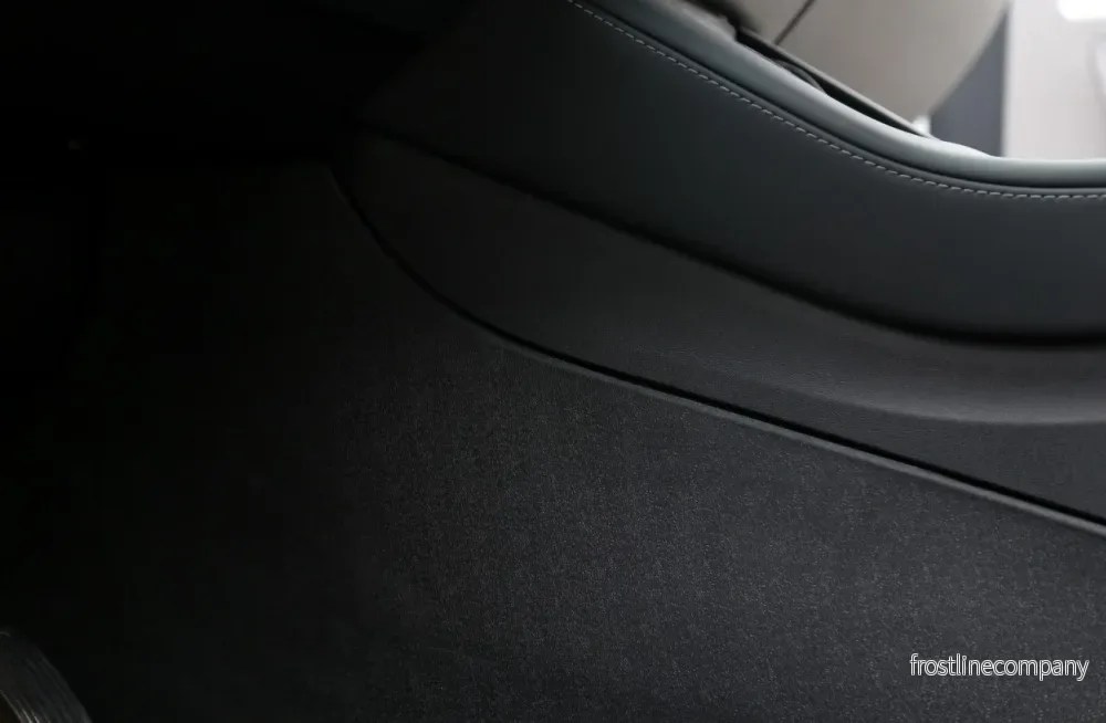 Tesla Model Y – sidoskydd för mittkonsolen i TPE - Bild 3