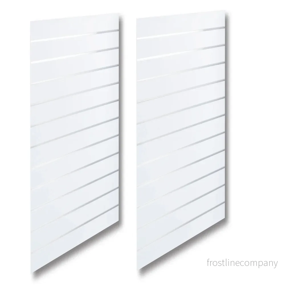 Rillad panel – standard (59,5 x 240 cm) – vit med alulister – 2:a sortering Rillad panel – standard (59,5 x 240 cm) – vit med alulister – 2:a sortering