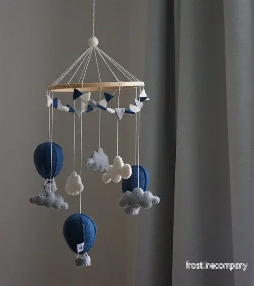Handsydd mobil, Luftballonger med vimpel, Mörkblå