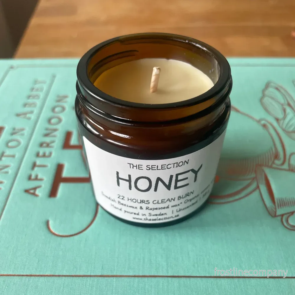 Honey – 100% Natural Local Swedish Beeswax & Rapeseed Candle – 58g Amber Jar – 22h Clean Burn