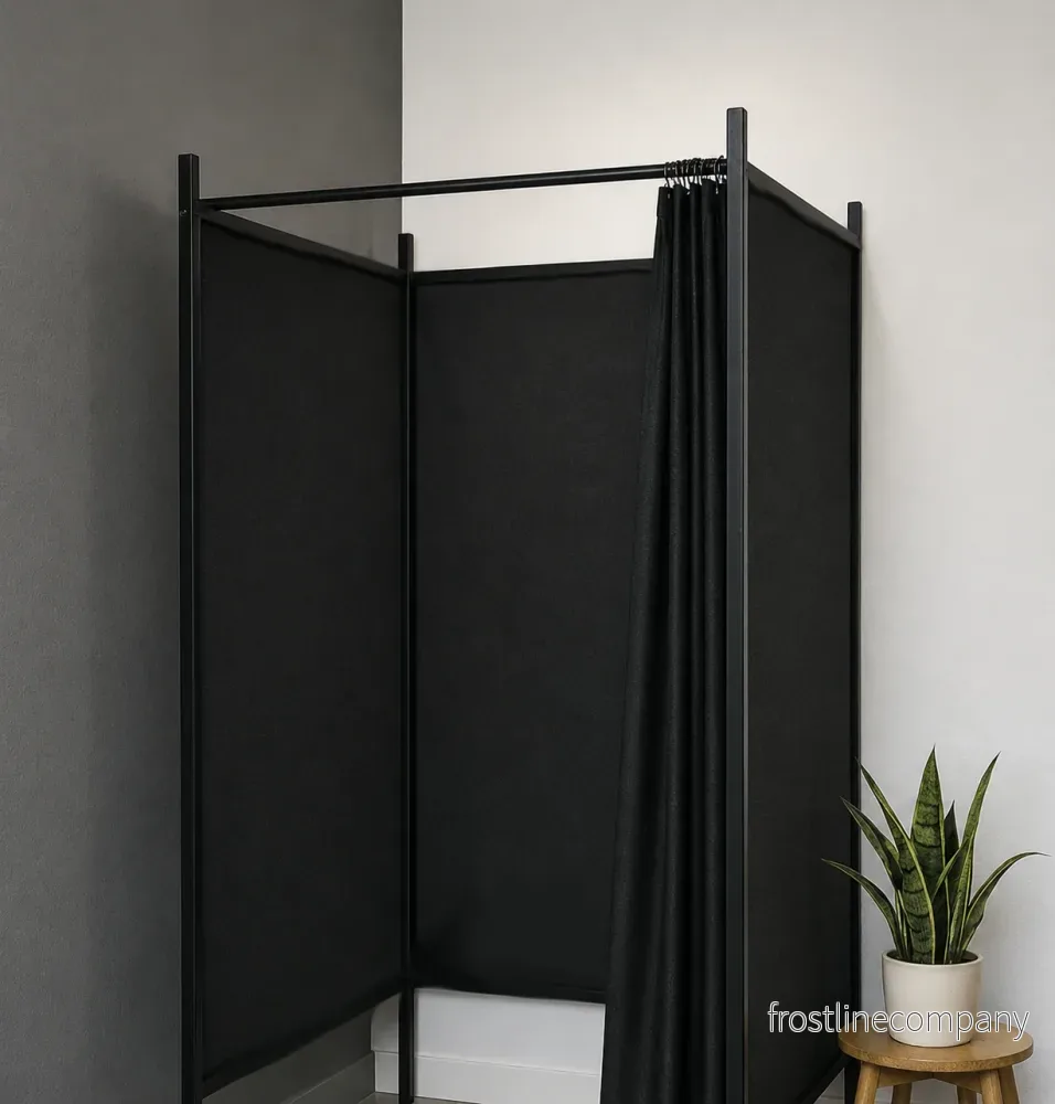 3-sidigt provrum. Set med stomme i svart, inkl. 1 draperi i svart, tygsidor i svart. B 100 x D 100 x H 210 cm. 3-sidigt provrum. Set med stomme i svart, inkl. 1 draperi i svart, tygsidor i svart. B 100 x D 100 x H 210 cm.