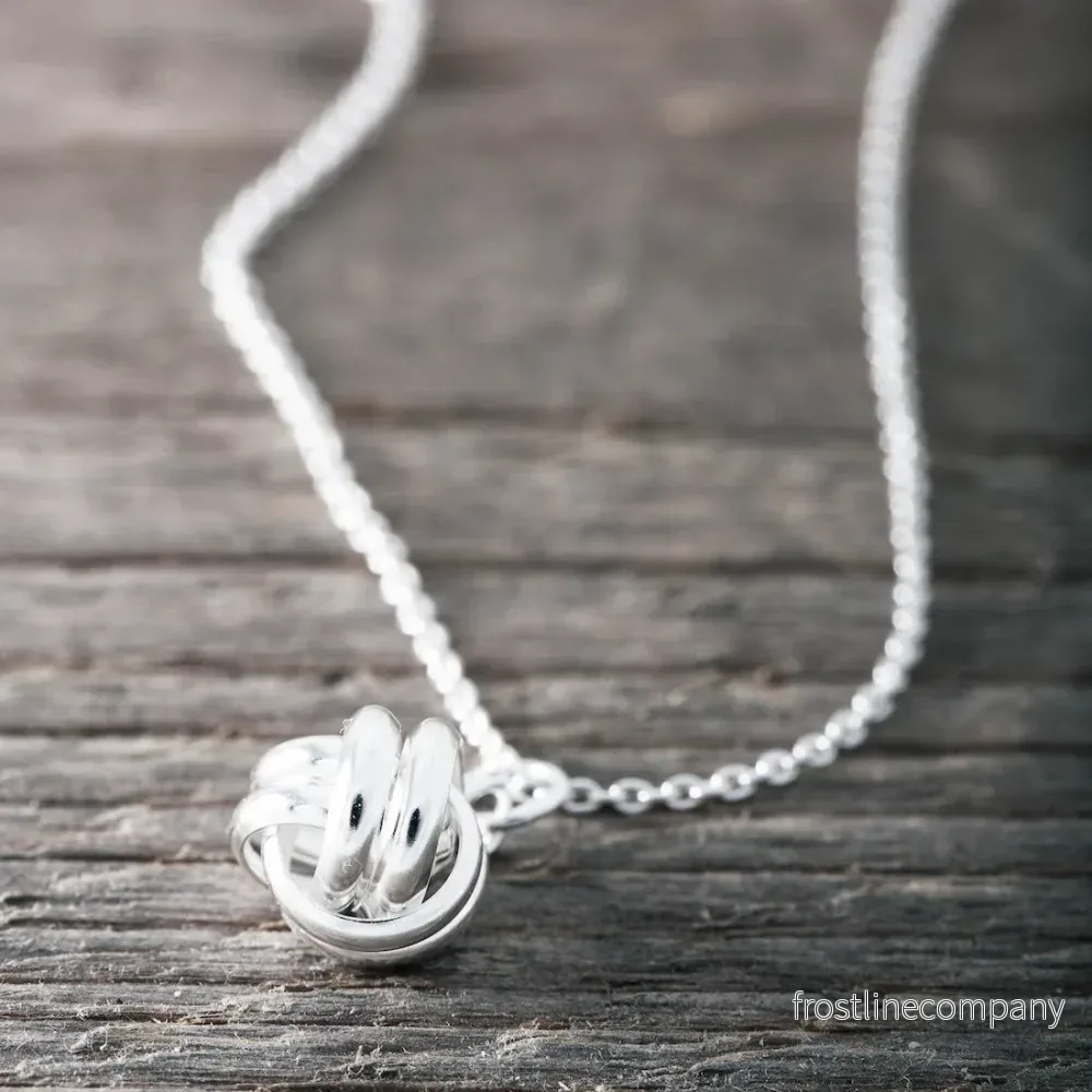 Silverhalsband rund kärleksknut Silverhalsband rund kärleksknut