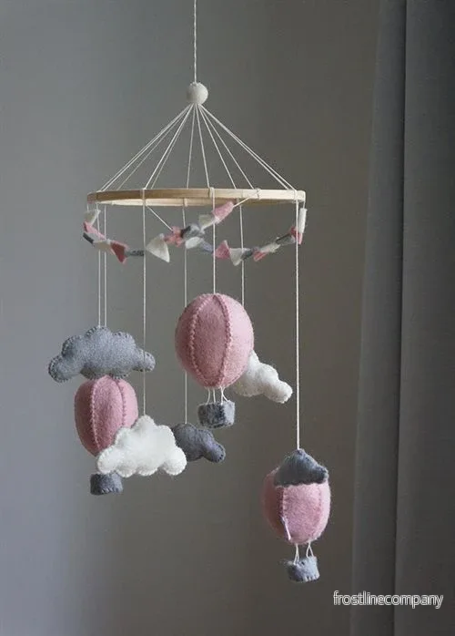 Handsydd mobil, Luftballonger med vimpel, Rosa