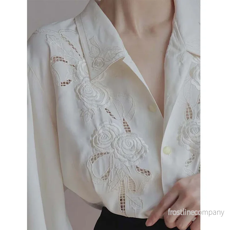 Broderad Skjorta Dam Vit - Elegant Blus med Blommig Brodyr och Hålbroderi - Långärmad Løs Skjorta - M till XL - Bild 3