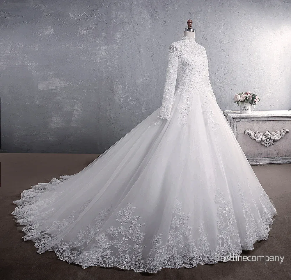 Brudklänning Prinsessa - Hög Krage - Lång Spetsärm - Stor Släp - Ballgown - Bild 3