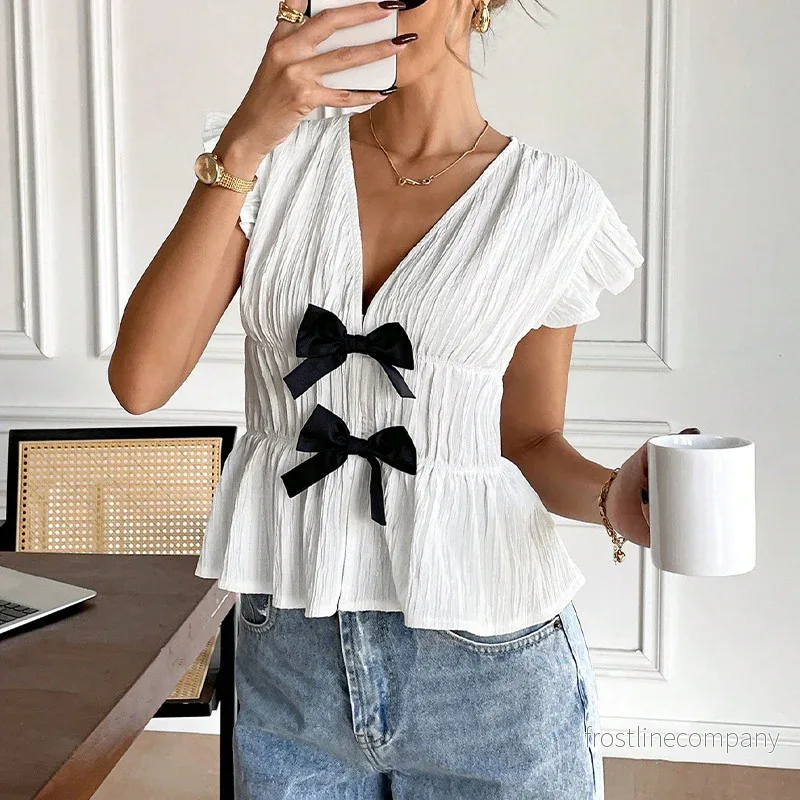 Blus Dam Vit med Rosett – Elegant Topp med Volangärm och Svarta Rosetter Fram – Peplum Blus Dam – Sommartopp – S till XL
