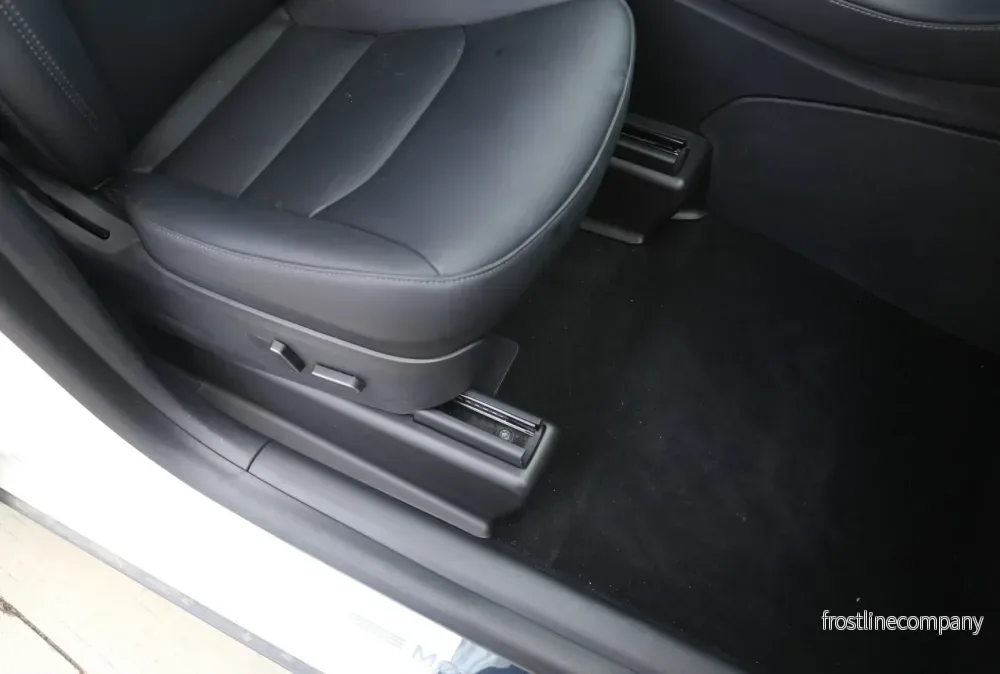 Tesla Model Y – hörnskydd under sätena - Bild 3