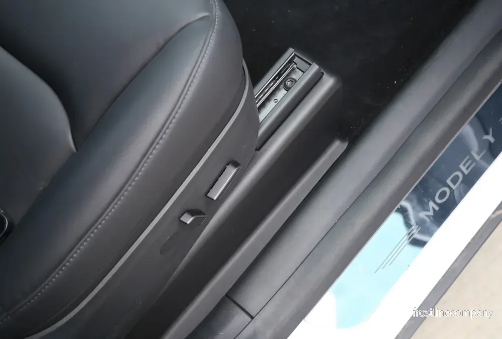 Tesla Model Y – hörnskydd under sätena - Bild 2